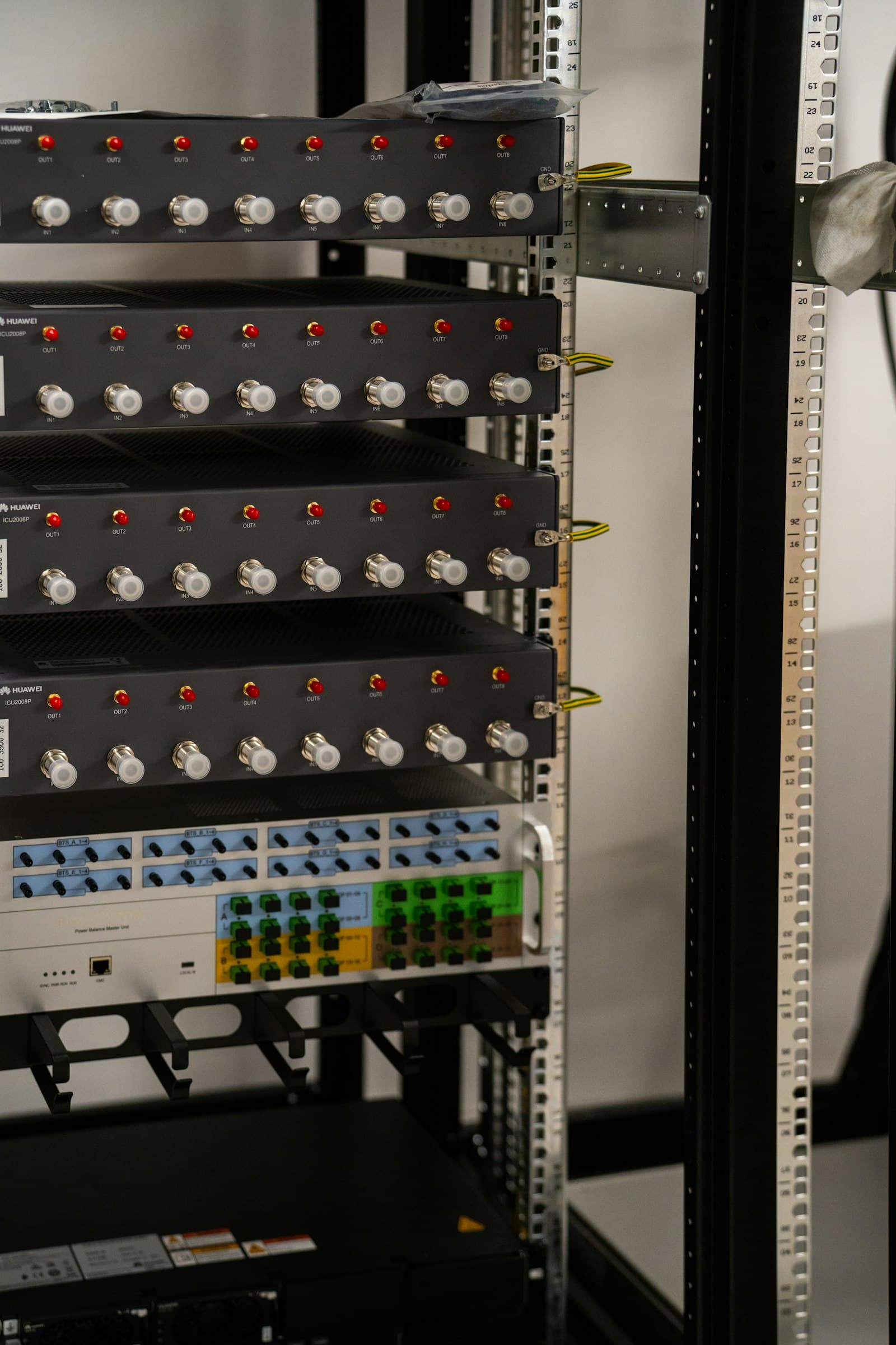 Serverschrank mit Netzwerktechnik aus der Nähe