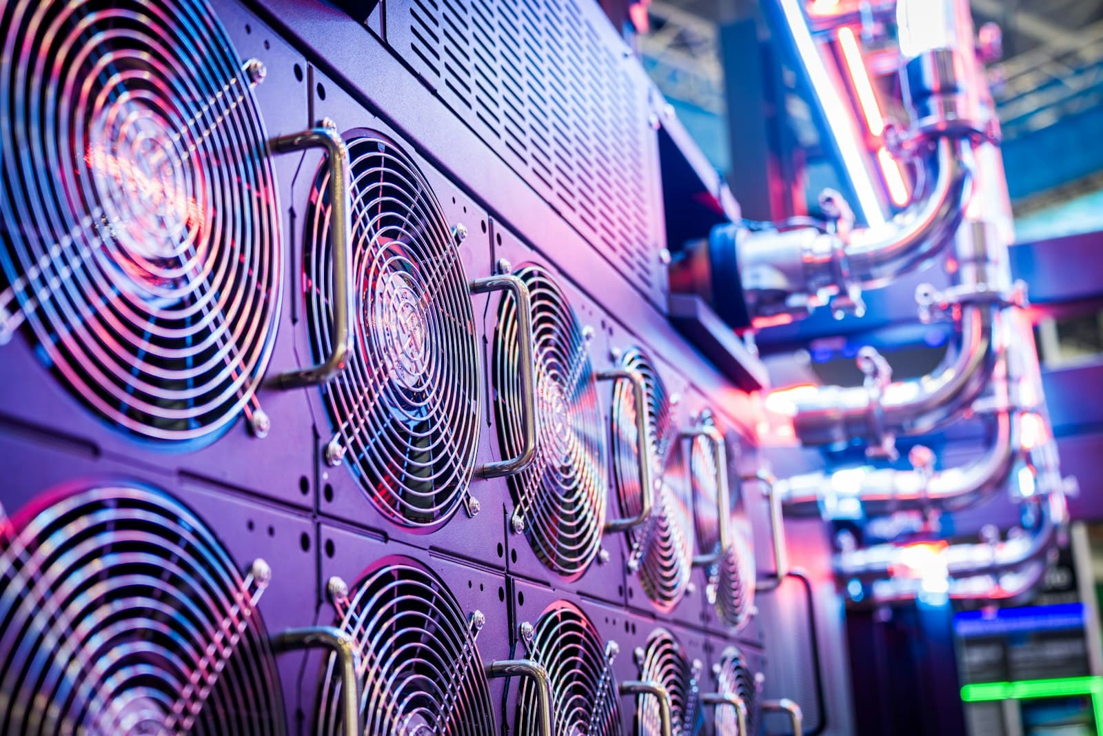 Reihe farbig beleuchteter Lüfter in einem Serverraum