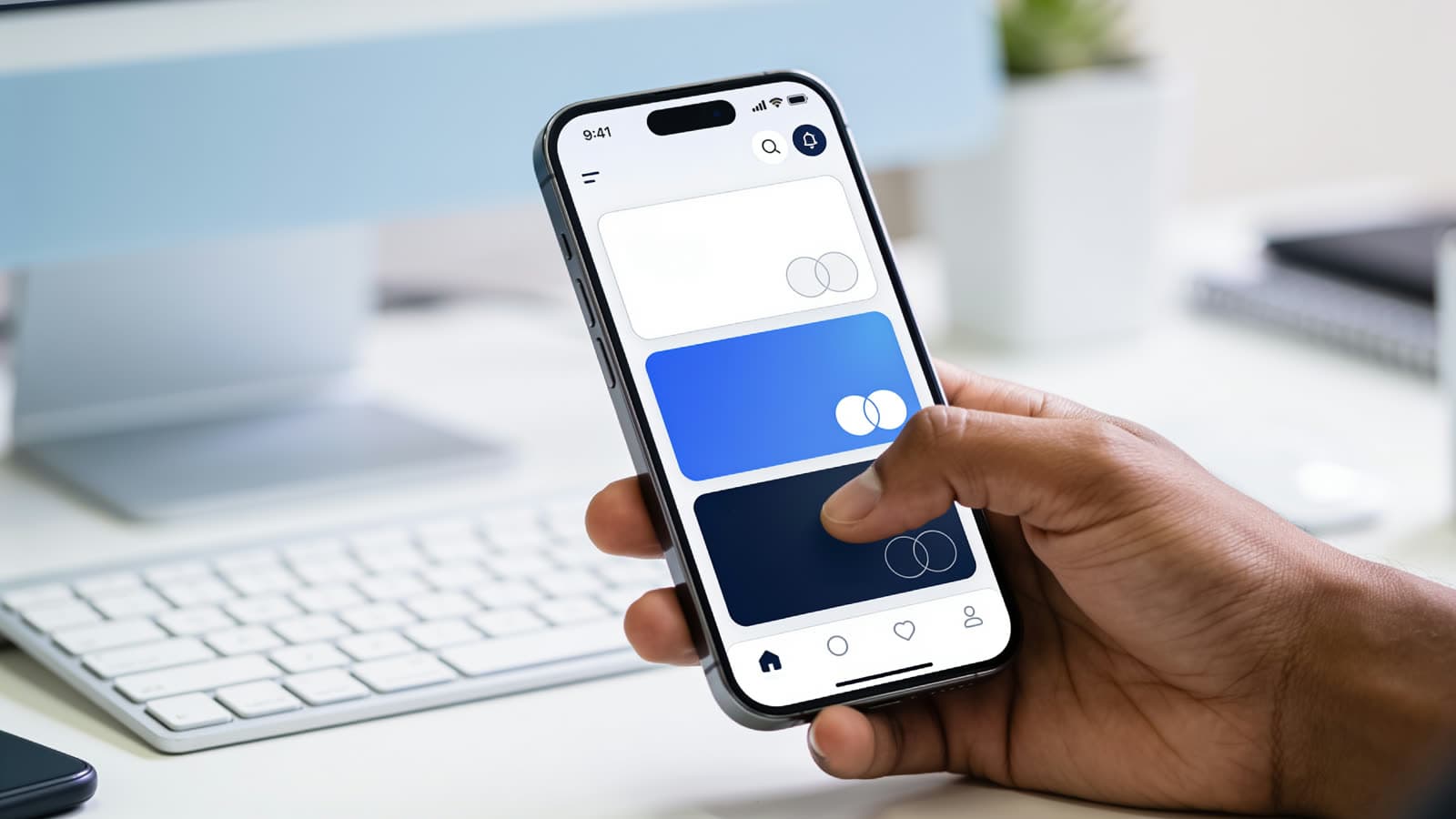 Hand hält ein iPhone mit einer geöffneten App