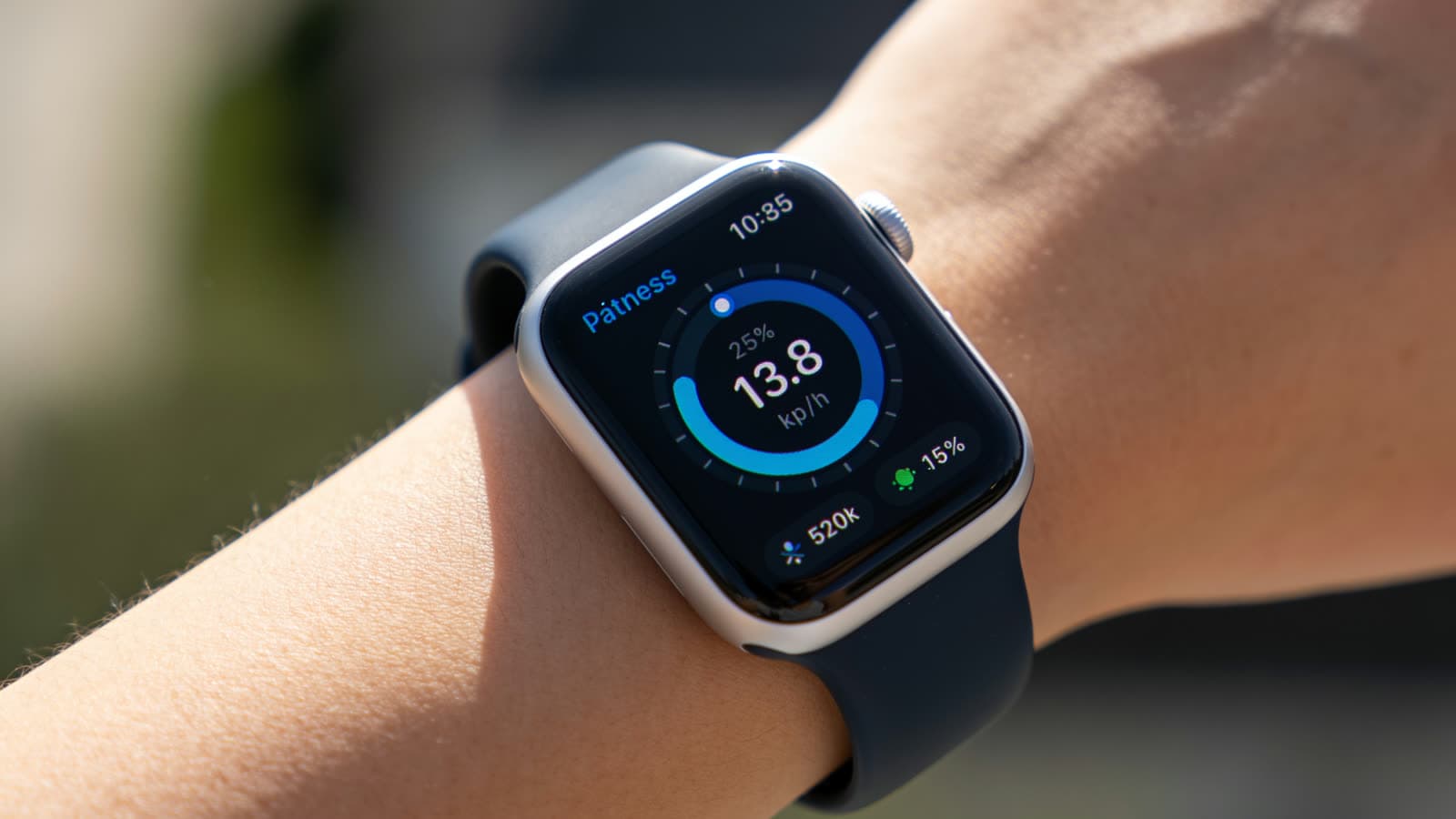 Smartwatch am Handgelenk mit einer laufenden Anwendung