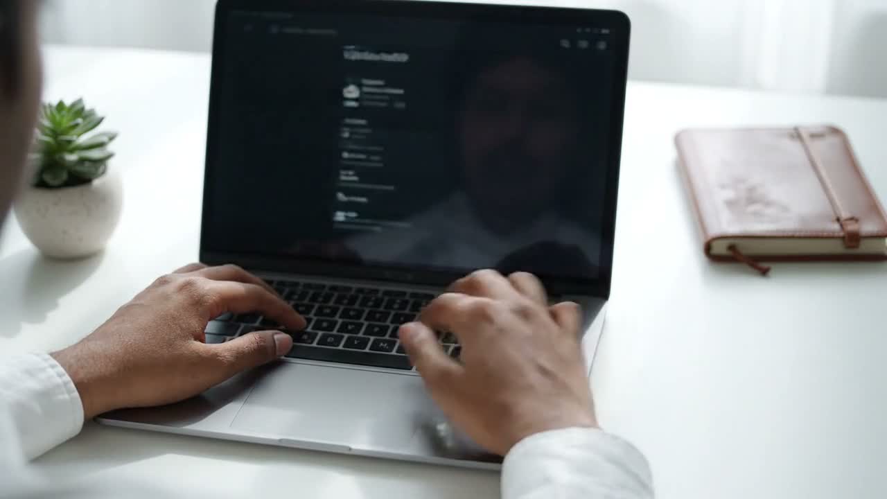 Jemand tippt an einem Laptop