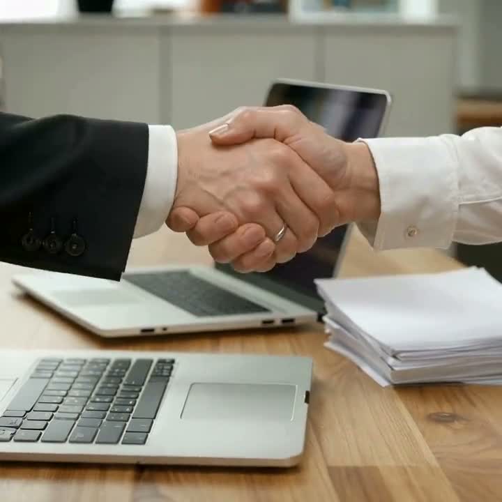 Blick auf Bildschirme mit laufender Software